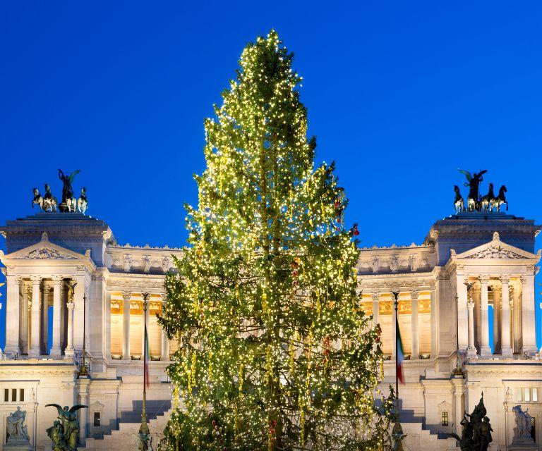 A stunning christmas tree near the Monument of Vittorio Emanuele II, a must-visit place on a Christmas break to Rome